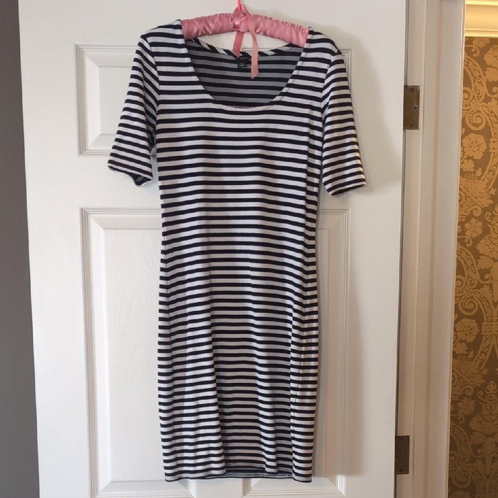Ann Taylor XS Black and White Sheath Midi Dress with Scoop Neck